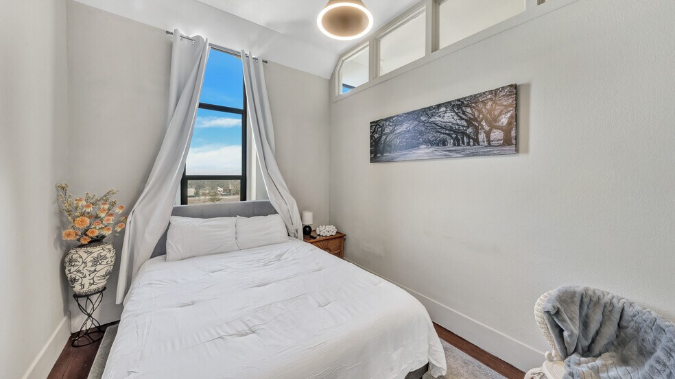 More Photos Of 106 W Main St, Pilot Point Storefront For Sale