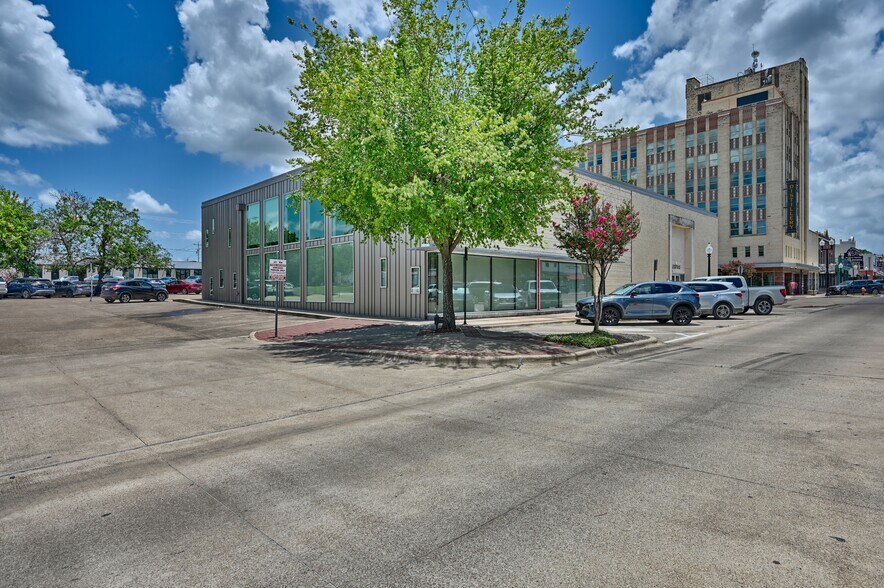 More Photos Of 301 N Main St, Bryan Office For Lease