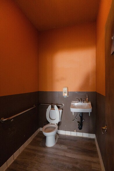 More Photos Of 2317 Blossom St, Dos Palos Restaurant For Sale