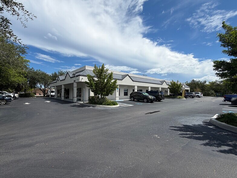 More Photos Of 5630 Yahl St, Naples Unknown For Lease