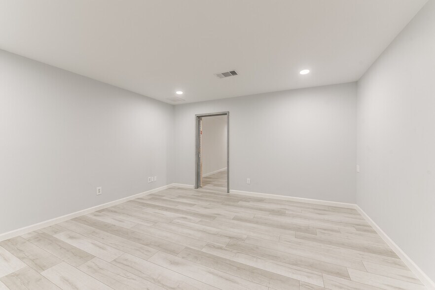 More Photos Of 1207 S Houston, Humble Warehouse For Lease