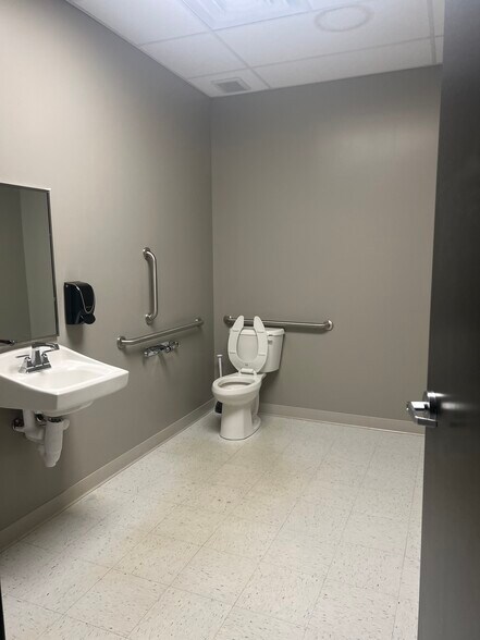 More Photos Of 3808 Shelby St, Indianapolis Freestanding For Sale