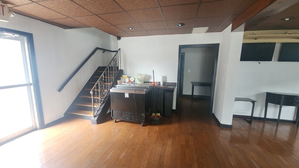 More Photos Of 2515 Far Hills Ave, Oakwood Restaurant For Sale