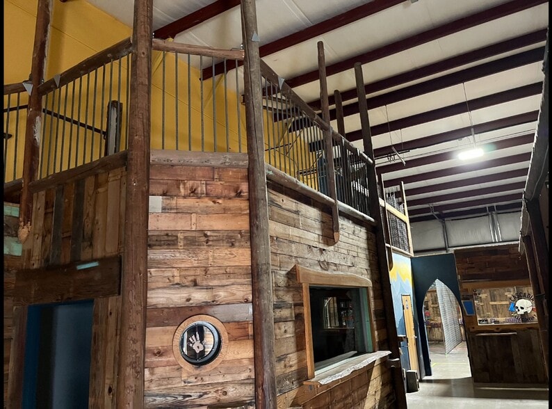 More Photos Of 5681 Crater Lake Hwy, Central Point Warehouse For Lease