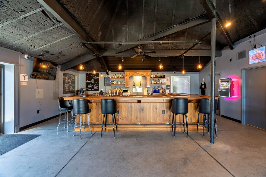 More Photos Of 101 W Monroe St, Carbondale General Retail For Sale