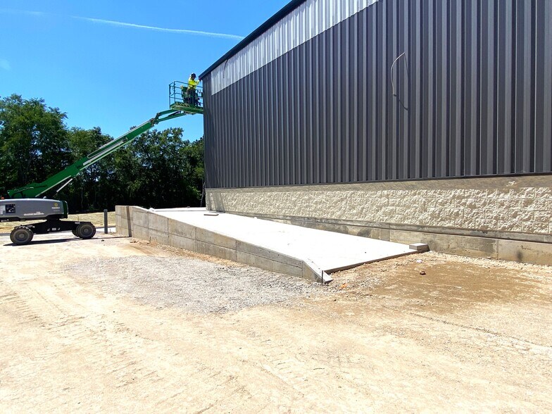 More Photos Of 150 Centrum Dr, Irmo Warehouse For Lease