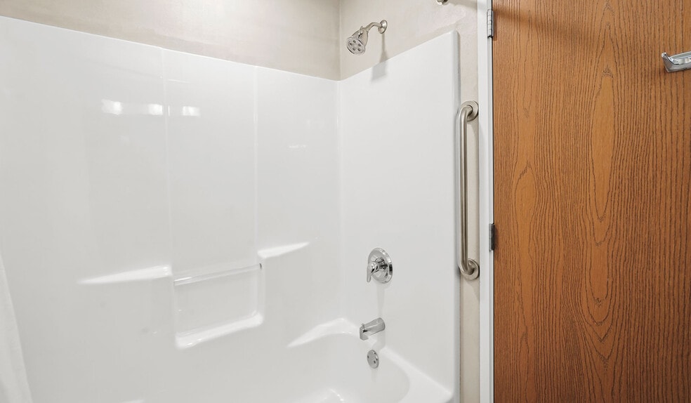 More Photos Of 725 Paradise Ln, Johnson Creek Hotel For Sale