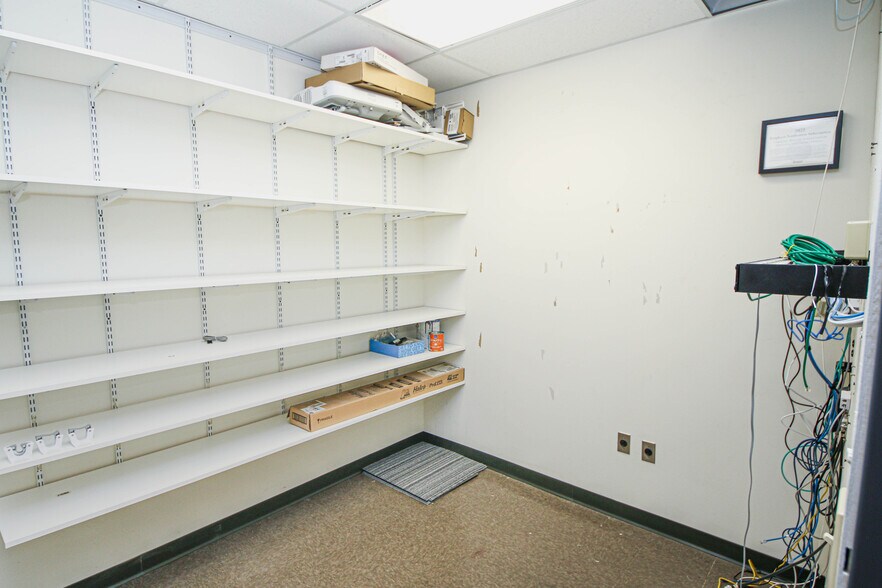 More Photos Of 825 Northgate Blvd, New Albany Office For Lease