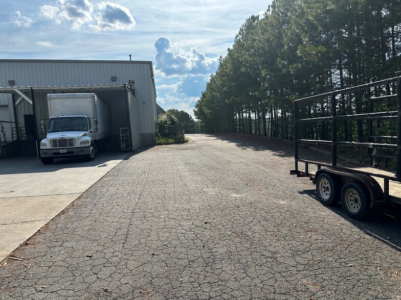 More Photos Of 3675 Kennesaw N Ind Pky, Kennesaw Showroom For Sale