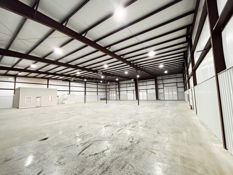 More Photos Of 2141 N Bristol Ln, Nixa Warehouse For Lease