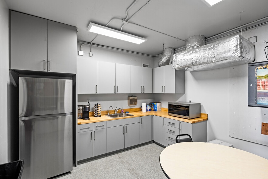 More Photos Of 65 Winslow St, Redwood City Warehouse For Sale