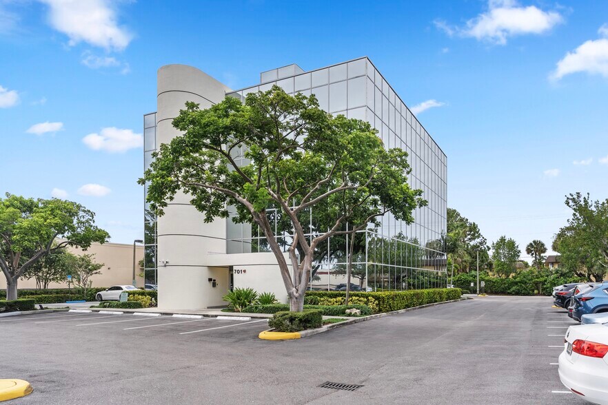More Photos Of 701 E Commercial Blvd, Oakland Park Medical For Sale