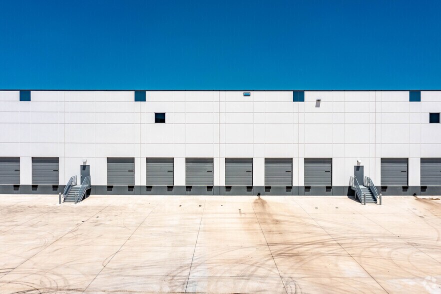 More Photos Of 3319 N Panam Expy, San Antonio Distribution For Lease