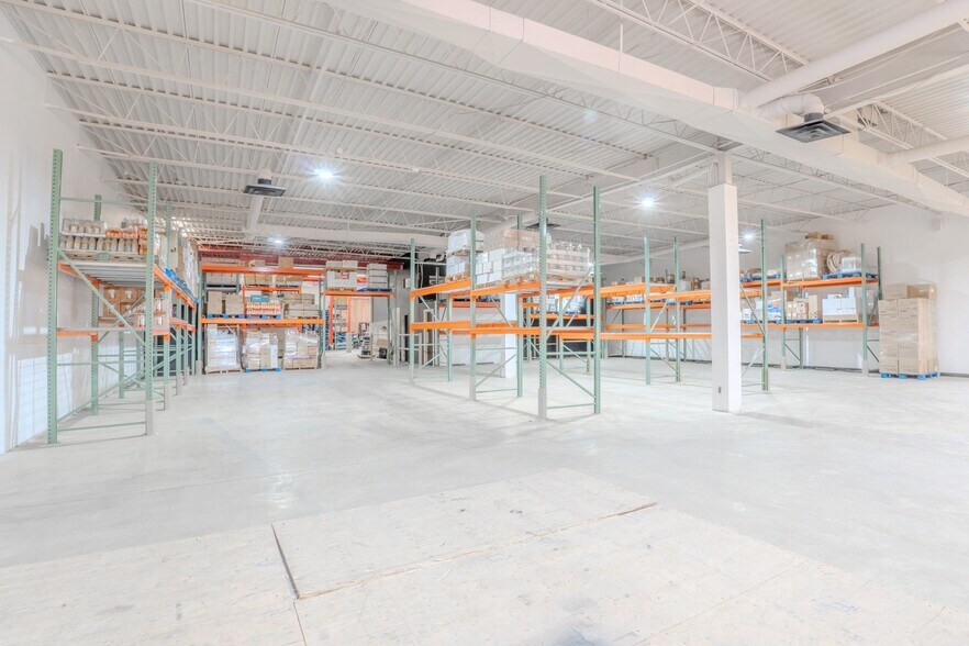 More Photos Of 5520 Boul des Laurentides, Laval Freestanding For Lease