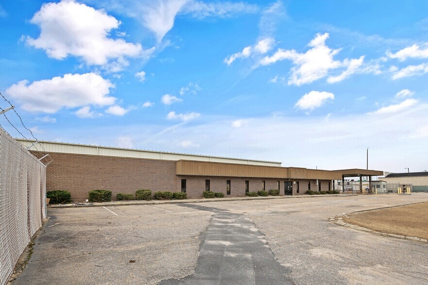 More Photos Of 131 Pepsi Ln, Fayetteville Distribution For Lease