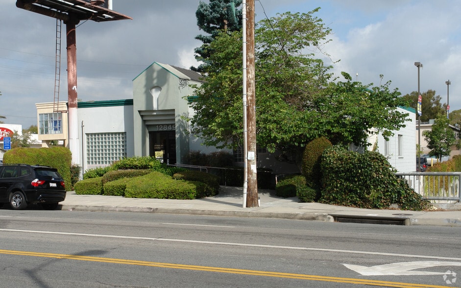 More Photos Of 12849 Magnolia Blvd, Van Nuys Medical For Sale