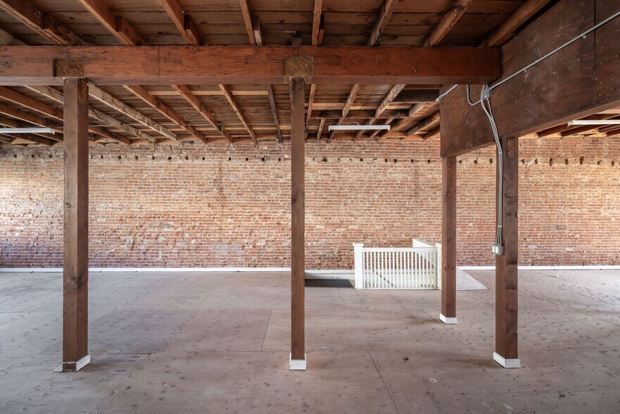 More Photos Of 629 N Western Ave, Los Angeles Office For Lease