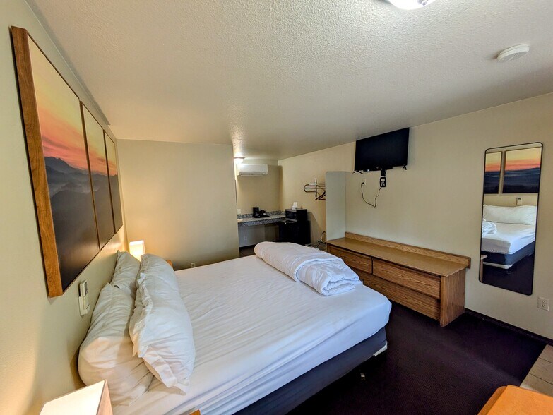 More Photos Of 616 Mill St, Maupin Hotel For Sale