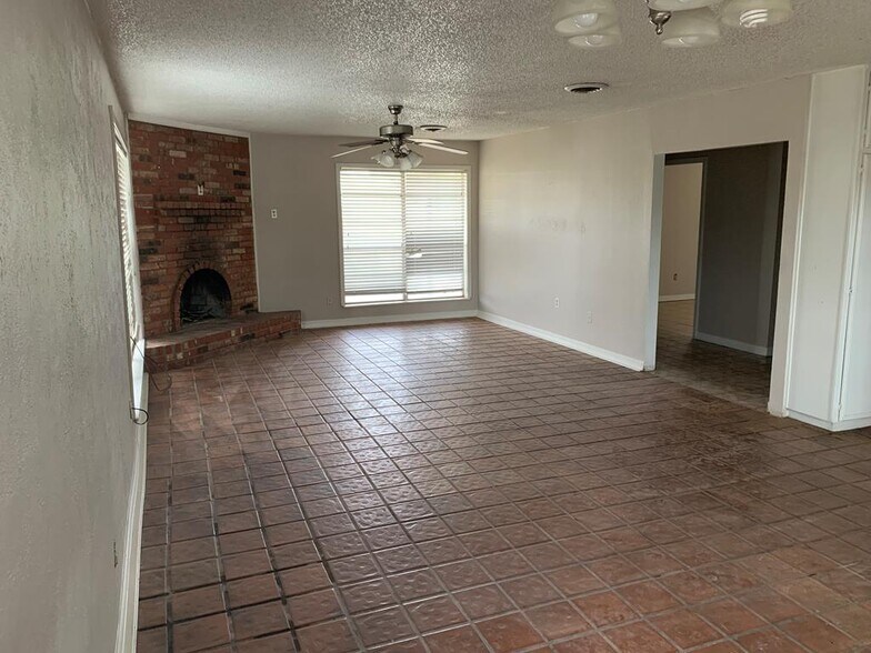 More Photos Of 901 E County Road 140, Midland Flex For Sale
