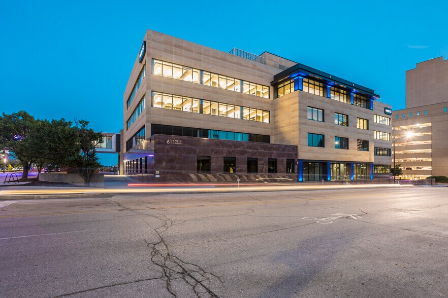 More Photos Of 611 5th Ave, Des Moines Office For Lease