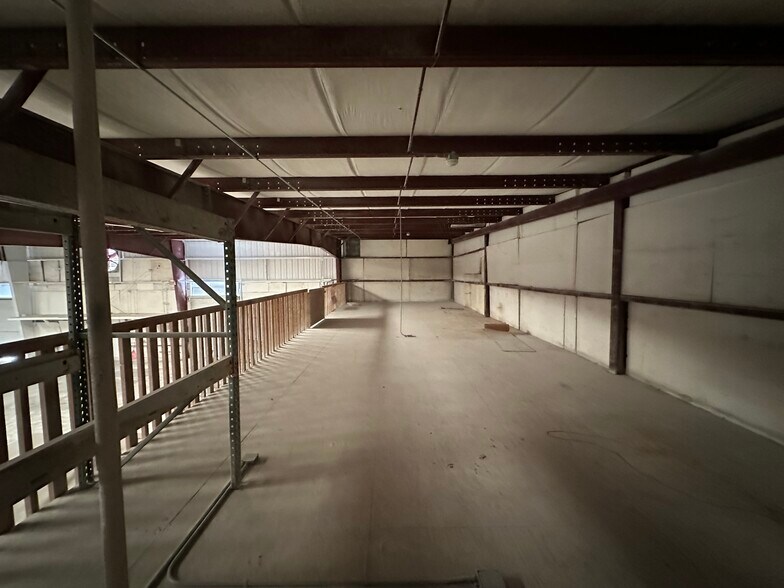 More Photos Of 18715 Colonial Dr, Orlando Warehouse For Lease