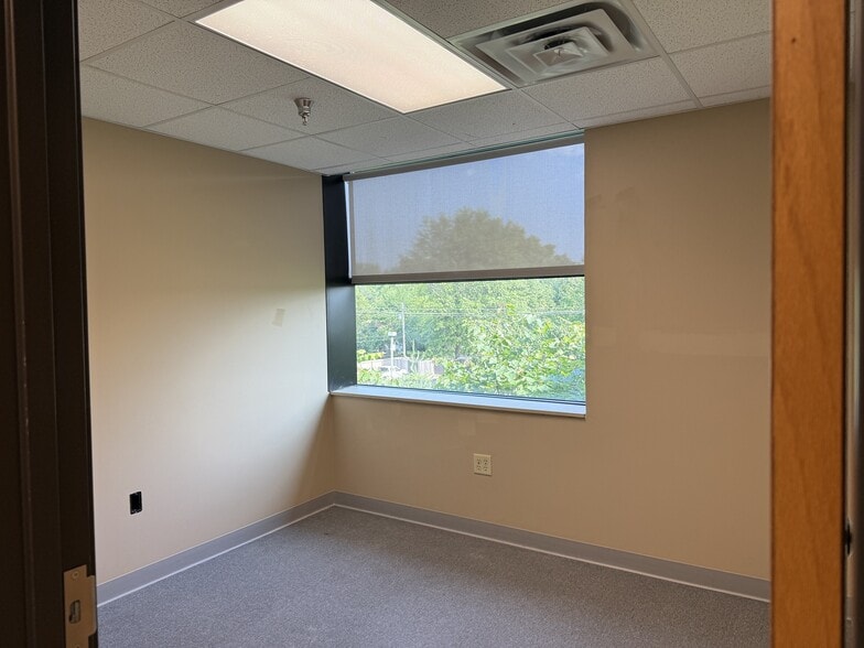 More Photos Of 1911 S National Ave, Springfield Medical For Lease