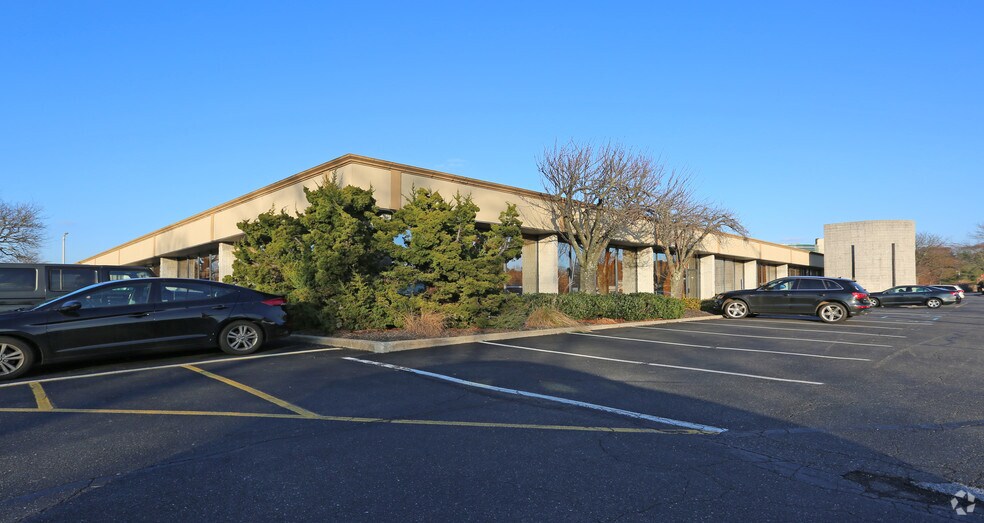 More Photos Of 135-175 Froehlich Farm Blvd, Woodbury Unknown For Lease