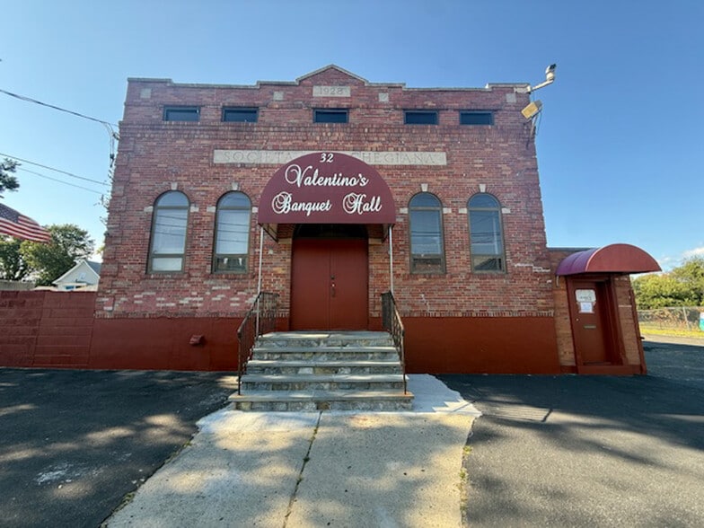 Primary Photo Of 32 Beers St, Bridgeport General Retail For Sale