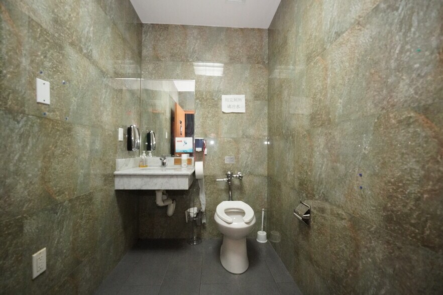 More Photos Of 2 Allen St, New York Medical For Sale