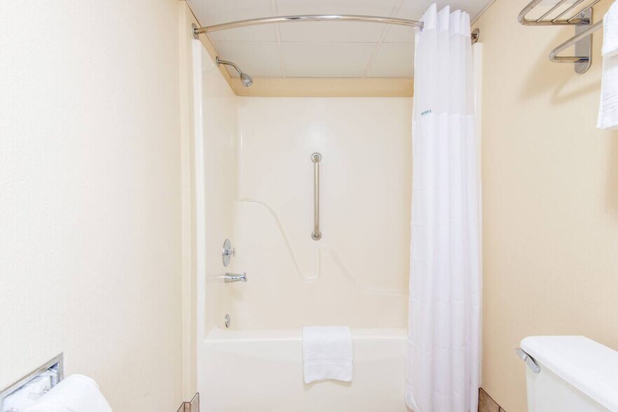 More Photos Of 2804 N Main St, Altus Hotel For Sale