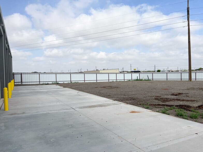 More Photos Of 6704 Yonkers Avenue, Lubbock Showroom For Sale