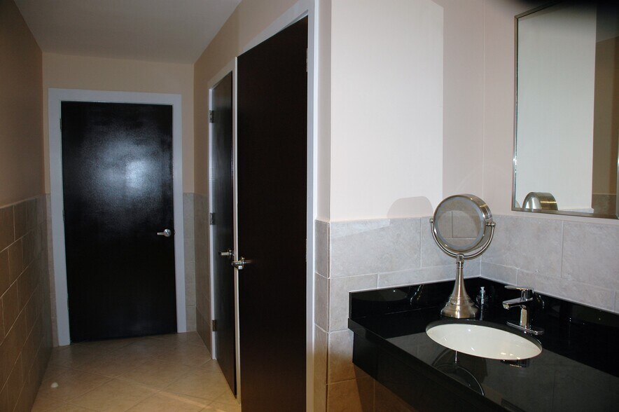 More Photos Of 1785 NE Broad Cswy, North Miami Beach Medical For Lease