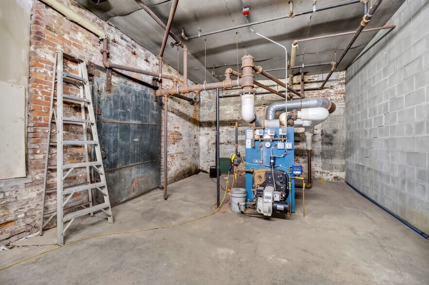 More Photos Of 420 Park St, Housatonic Flex For Sale