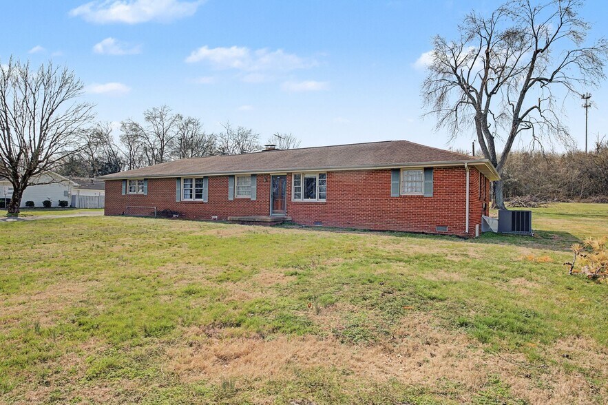 More Photos Of 611 New Shackle Island Rd, Hendersonville Flex For Sale