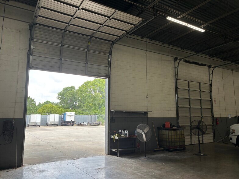 More Photos Of 4315 Taggart Creek Rd, Charlotte Warehouse For Sale