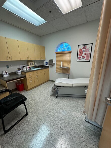 More Photos Of 842 Sunset Lake Blvd, Venice Medical For Lease