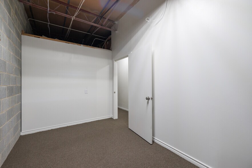 More Photos Of 623-627 Pine St, Abilene Storefront For Sale