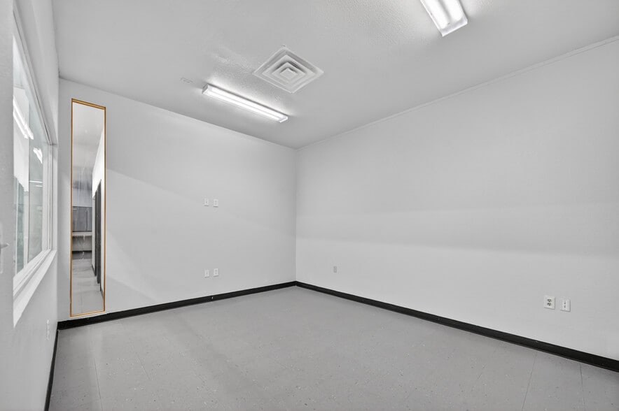More Photos Of 3413 Herring Ave, Irving Funeral Home For Lease