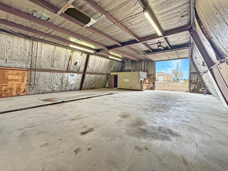 More Photos Of 4015 11th Ave SE, Minot Service For Sale