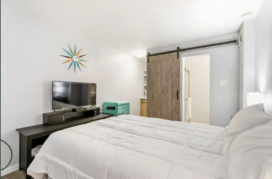 More Photos Of 250 W Commercial Row, Reno Hotel For Sale