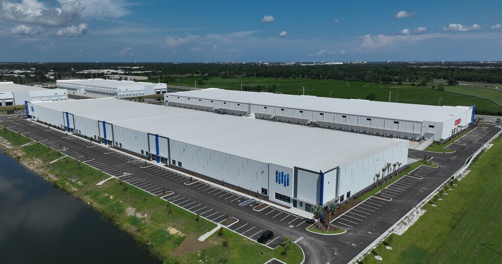 More Photos Of 4505 24th St E, Bradenton Distribution For Lease