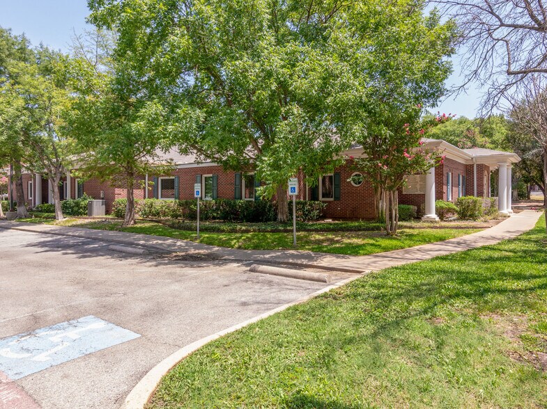 More Photos Of 4301 Brown Trl, Colleyville Medical For Sale