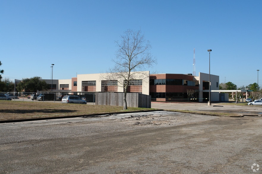 More Photos Of 15201 East Fwy, Channelview Office For Lease