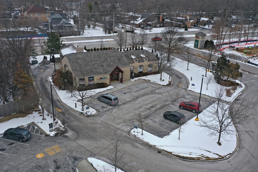 More Photos Of 2595 Waukegan Rd, Bannockburn Bank For Lease