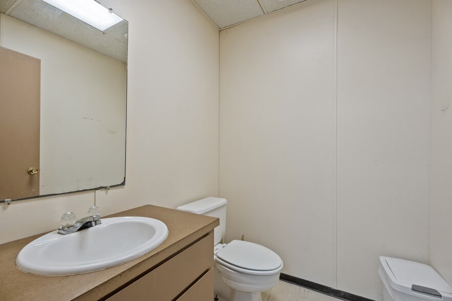 More Photos Of 915 Orange St, La Marque Office For Sale