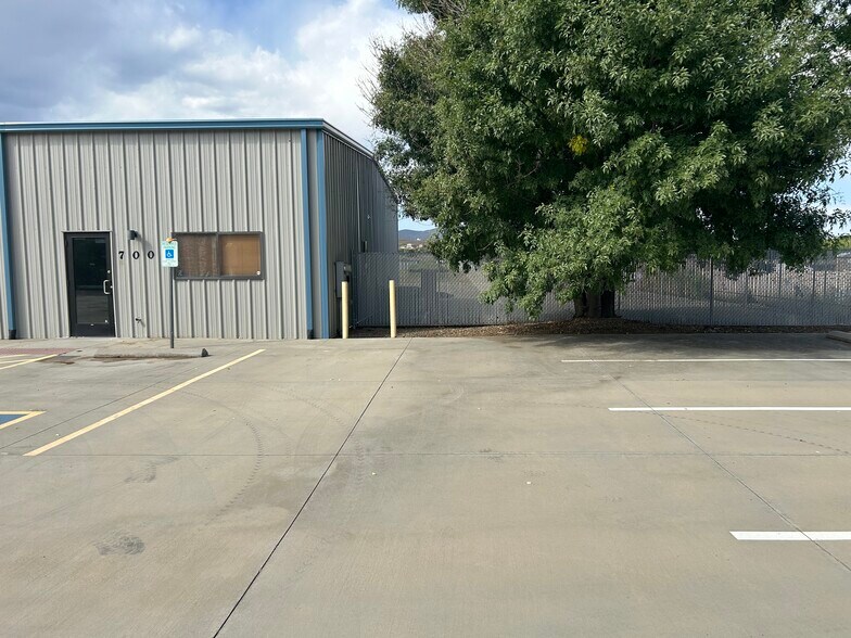 More Photos Of 700 S Bennett Dr, Dewey Warehouse For Lease