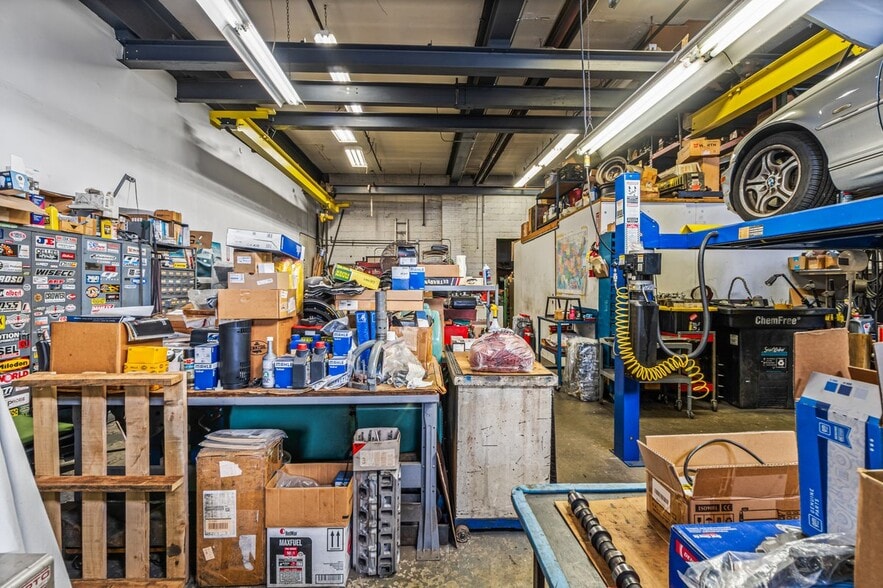 More Photos Of 75 Windsor Ave, Mineola Warehouse For Sale