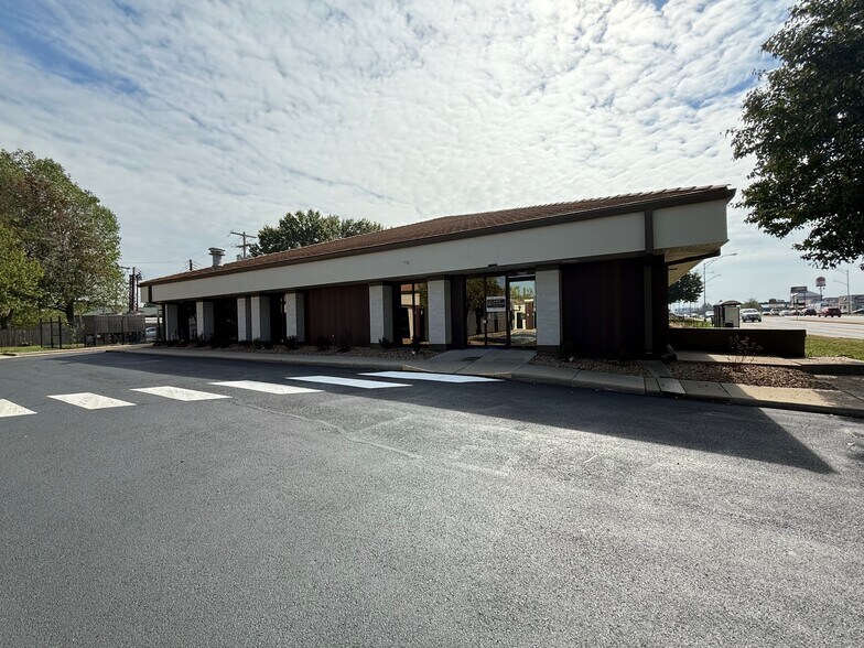 More Photos Of 2900 S National Ave, Springfield Medical For Lease