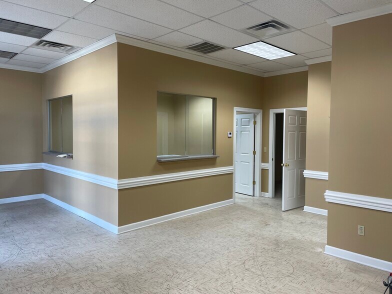 More Photos Of 6131 Shallowford Rd, Chattanooga Office For Sale
