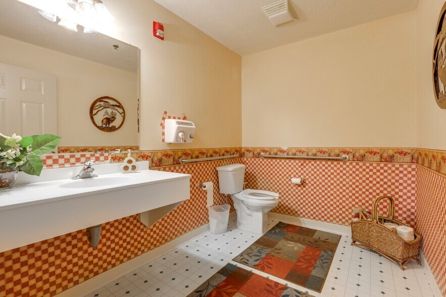 More Photos Of 2019 N Poplar St, Leadville Hotel For Sale